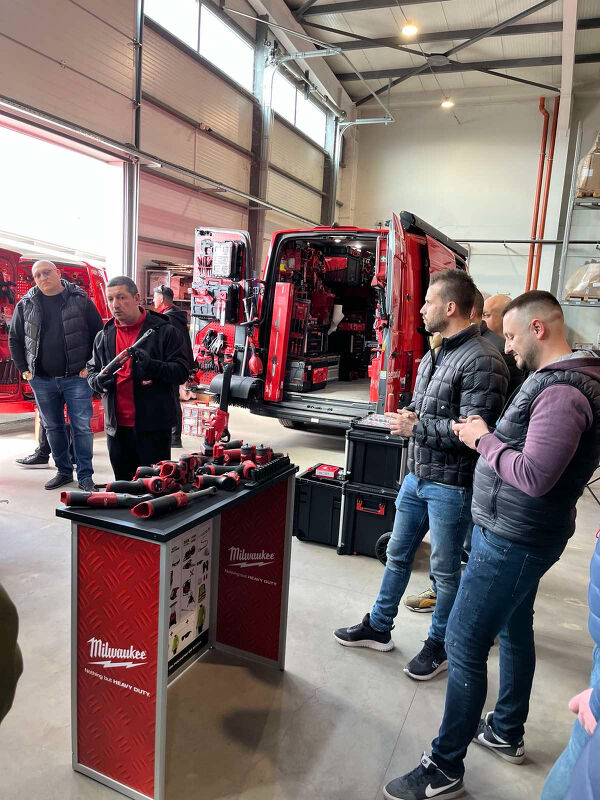 Продуктово обучение Milwaukee на служителите на Старс 94